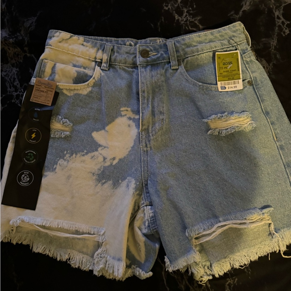 ✨BRAND NEW✨
Cute denim shorts, never worn, size 9
Just in time for summer!
